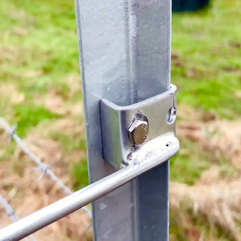 Star Picket Electric Fence Insulators 40pkt - Image 3